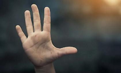 Στο στόχαστρο της δικαιοσύνης ένας 8χρονος - Πήγε στο σχολείο με δύο μαχαίρια και απείλησε τη δασκάλα του