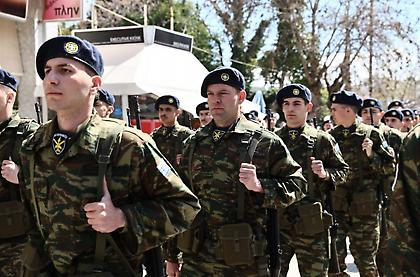 Ο Στέφανος Κασσελάκης παρέλασε στη Θήβα για την 25η Μαρτίου