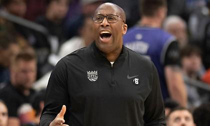 Μάικ Μπράουν για Βεζένκοφ: «Θα πρέπει να δουλέψει σκληρά και όταν του δοθεί η ευκαιρία να την εκμεταλλευτεί»