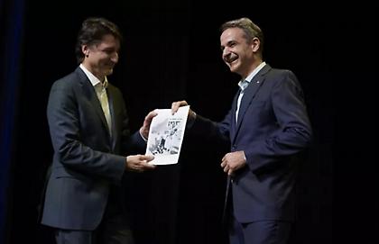 Μόντρεαλ: Ο Μητσοτάκης δώρισε στον Τριντό φωτογραφία του από επίσκεψη στην Ακρόπολη σε παιδική ηλικία