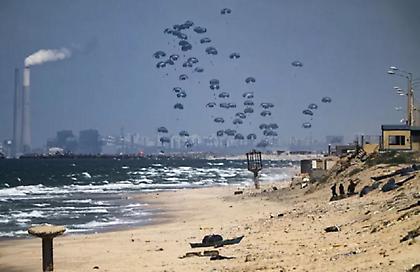 Γάζα: Επτά άνθρωποι πνίγηκαν στη θάλασσα προσπαθώντας να πάρουν τρόφιμα που είχαν ρίξει αεροπλάνα