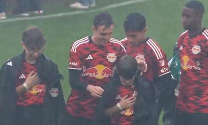 Υπέροχο βίντεο: Οι παίκτες των Νιου Γιορκ Ρεντ Μπουλς έδωσαν τα μπουφάν τους στα παιδιά που τους συνόδευσαν στο γήπεδο