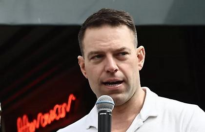 «Είναι πλέον συνυπεύθυνοι»: Κασσελάκης κατά ΝΔ για Καραμανλή - Ο στίχος του Μανώλη Αναγνωστάκη που χρησιμοποίησε