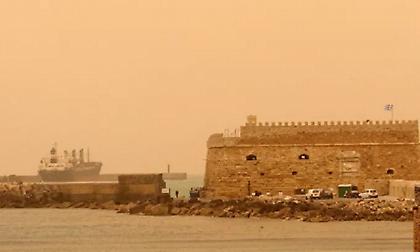 «Πνίγεται» η Κρήτη στην αφρικανική σκόνη – Προειδοποιήσεις για την δημόσια υγεία