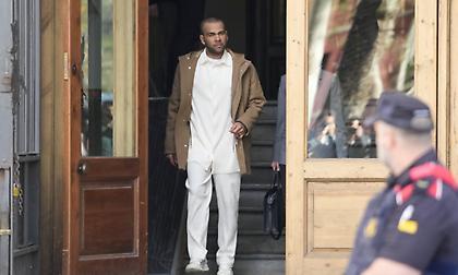 Πρώτη παρουσία του Ντάνι Άλβες στις Αρχές για να βεβαιώσει ότι παραμένει στην Ισπανία