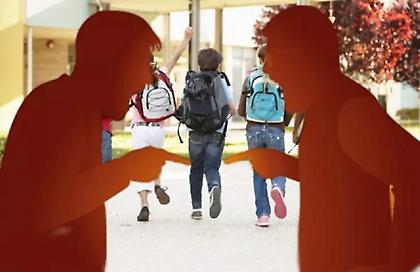 Χαμός σε σχολείο της Λάρισας: Γονείς καβγάδισαν και βρίστηκαν άγρια μπροστά στα παιδιά - Κλήθηκε η αστυνομία