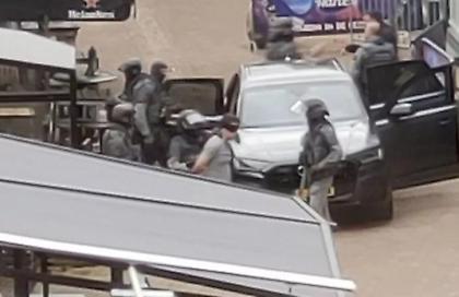 Τέλος η ομηρεία στην Ολλανδία: Άνδρας βγήκε από το μπαρ φορώντας χειροπέδες