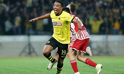 Από μηχανής… Ελίασον, τελείωσε τον Ολυμπιακό στο 91' και απογείωσε την ΑΕΚ!