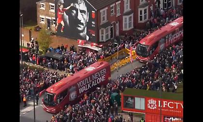 Αποθεωτική υποδοχή στην αποστολή της Λίβερπουλ από χιλιάδες φίλους των «reds»!