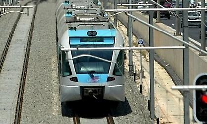 Aκινητοποιήθηκε ο συρμός του προαστιακού στον Άγιο Στέφανο λόγω πτώσης δένδρου