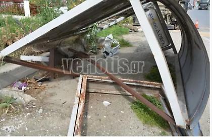 Σοκαριστικό τροχαίο στη Βέροια: Αυτοκίνητο έπεσε σε στάση - Νεκρή 70χρονη, σοβαρά τραυματισμένη 20χρονη