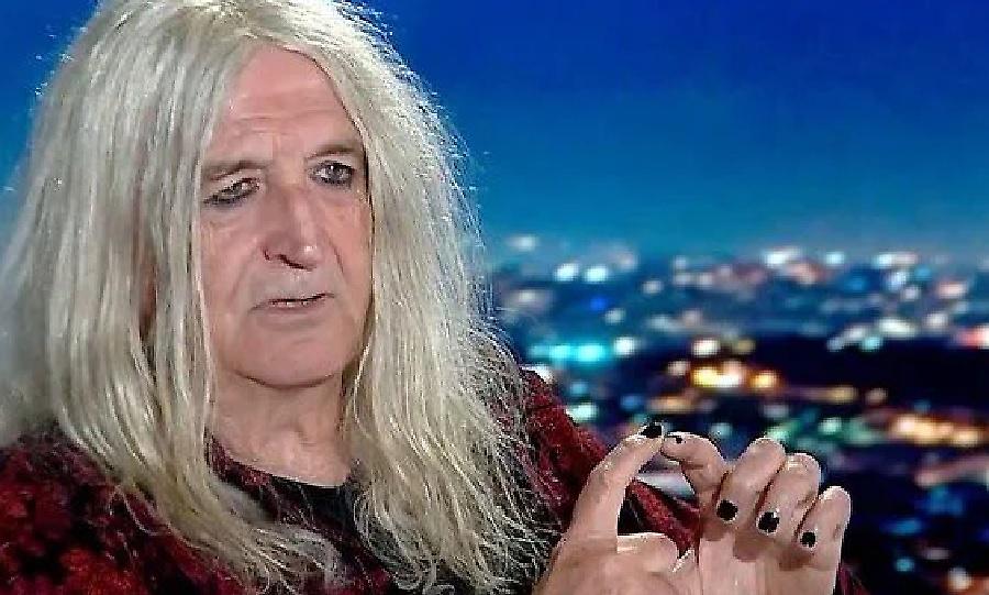 Νίκος Καρβέλας: «Ο κόσμος είναι ένα ανδρόπλαστο πράγμα, με την γυναίκα απούσα»