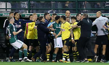 Γενικευμένη σύρραξη και «κοκορομαχίες» των παικτών λίγο πριν το φινάλε του αθηναϊκού ντέρμπι