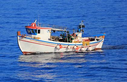 Παραλίγο τραγωδία στην Ψυτάλλεια: Συγκρούστηκαν δύο αλιευτικά - Βυθίστηκε το ένα