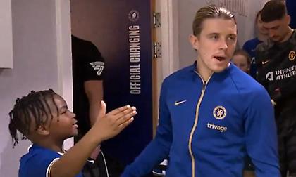 Αρνήθηκε να χαιρετήσει ένα παιδί και κατηγορείται για ρατσισμό ο Γκάλαχερ!