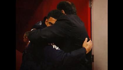 Οι αγκαλιές του Μαρινάκη στους παίκτες της Νότιγχαμ μετά τη μεγάλη νίκη