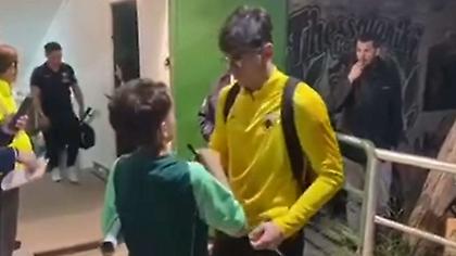 Παίκτες της ΑΕΚ υπογράφουν αυτόγραφα σε μικρό φίλο του Παναθηναϊκού