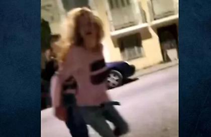 Συγκλονιστικό βίντεο από την Πάτρα: Γυναίκα πηδά ξυπόλυτη στον δρόμο για να γλιτώσει από τον σύντροφό της - «Βοήθεια!»