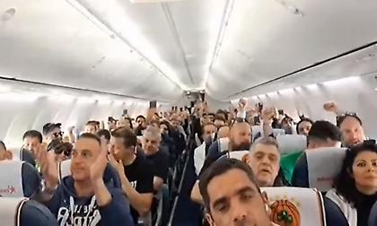 «Παναθηναϊκέ μεγάλε και τρανέ»: Έστησαν πάρτι οι φίλοι του «τριφυλλιού» στο αεροπλάνο της επιστροφής από Μόναχο