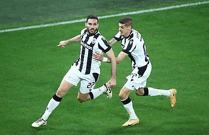 Στο πλευρό του Οζντόεφ οι συμπαίκτες του στον ΠΑΟΚ μετά την εξομολόγησή του