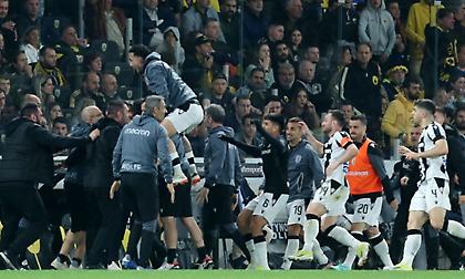 Η έκρηξη στον πάγκο του ΠΑΟΚ μετά το γκολ του Οζντόεφ κόντρα στην ΑΕΚ