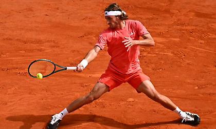 Στους «32» του Μόντε Κάρλο χωρίς να... ιδρώσει ο Τσιτσιπάς - Εγκατέλειψε στο δεύτερο σετ ο Τζέρε