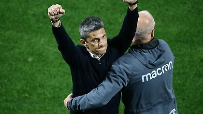 Οι αγκαλιές του Μιρτσέα Λουτσέσκου στους παίκτες του ΠΑΟΚ