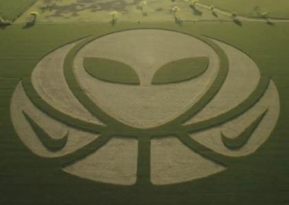 H Nike «φωτογράφησε» με logo… Alien τη συμφωνία με Γουεμπανιαμά