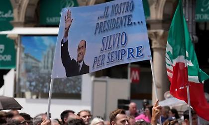 Η Ιταλία βγάζει επετειακό γραμματόσημο για τον ένα χρόνο από τον θάνατο του Σίλβιο Μπερλουσκόνι