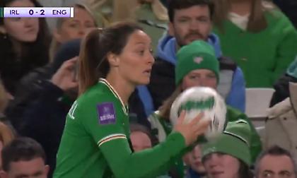 Φοβερό πλάγιο άουτ από Ιρλανδή, έστειλε την μπάλα 38 μέτρα μακριά!