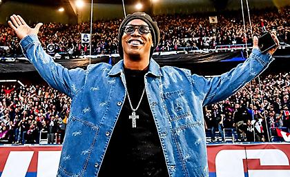 Αποθεώθηκε από... όλους στο Παρί-Μπαρτσελόνα ο Ροναλντίνιο