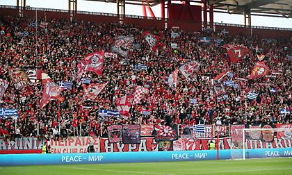 Η καυτή ατμόσφαιρα στο «Γ. Καραϊσκάκης» κατά την είσοδο των δύο ομάδων στον αγωνιστικό χώρο!