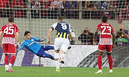 Μείωσε με εύστοχη εκτέλεση πέναλτι του Τάντιτς η Φενέρμπαχτσε - Κίτρινη κάρτα ο Ρέτσος που χάνει τη ρεβάνς