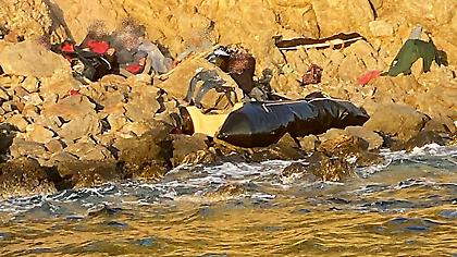 Ναυάγιο στη Χίο: Εγκλωβισμένοι για 36 ώρες στα βράχια