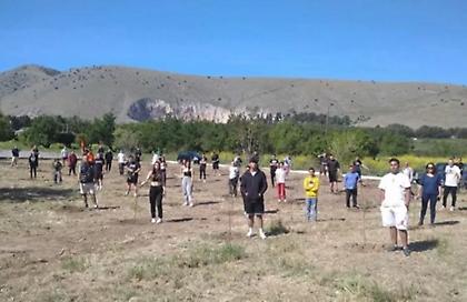 Λάρισα: 57 ελιές για τα θύματα των Τεμπών - Η κίνηση μαθητών που πήραν τις τσάπες και συγκίνησαν