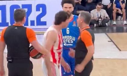 Αποβλήθηκε με δύο τεχνικές ποινές ο Τεόντοσιτς και πήγε τον διαιτητή… καροτσάκι!