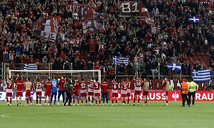 «Είσαι στο μυαλό, κάτι μαγικό»: Ζέσταναν τους παίκτες του Ολυμπιακού οι οπαδοί μετά τη νίκη με τη Φενέρμπαχτσε