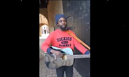 «ΠΑΟΚ ολέ» - Απίστευτοι ΠΑΟΚτζήδες τραγουδούν με πλανόδιο μουσικό στο Μπριζ συνθήματα!