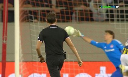 Απίθανη επέμβαση του Τζολάκη με τα ακροδάχτυλα σε κεφαλιά του Σιμάνσκι