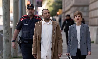 Ο Ντάνι Άλβες έδωσε τα 150.000 ευρώ της εγγύησής του στον πατέρα του Νεϊμάρ