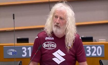 Επική στιγμή στο Ευρωκοινοβούλιο: Έσκασε με μπλούζα Τορίνο και φώναξε «Γιουβέντους σκ@τ@»