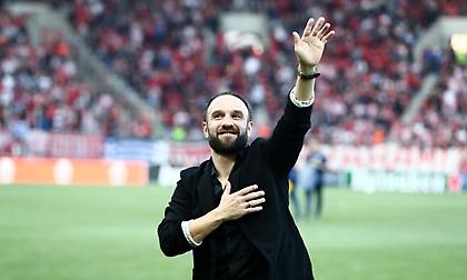 «Οε, οε, οε Ματιέ…»: Η βράβευση του Βαλμπουενά και η αποθέωση από τον κόσμο του Ολυμπιακού!