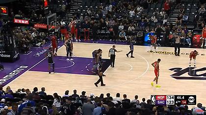 Φίλος των Κινγκς πέταξε μία φτερούγα κοτόπουλου στο ματς με τους Πέλικανς και το διέκοψε!