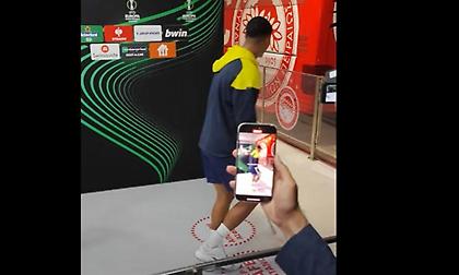 Ολυμπιακός-Φενέρμπαχτσε: Αποχώρησε με πατερίτσες από το «Γ. Καραϊσκάκης ο Ουστερβέλντε