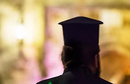 Αθεόφοβος στην Κρήτη είπε ψέματα ότι πέθανε η γυναίκα του για να αποσπάσει λεφτά από τον παπά- Του έδειξε και κηδειόσημο