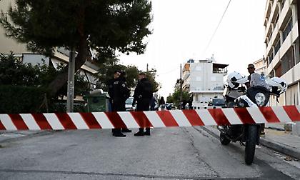 Γλυφάδα: «Πρόσεξε καλά μη δω αστυνομικό μπροστά μου, θα σε σκοτώσω με το όπλο»