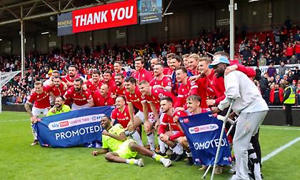 Ιστορία για τη Ρέξαμ: Η ομάδα του Ράιαν Ρέινολντς πανηγύρισε back-to-back άνοδο στην Αγγλία - Το μήνυμα του ηθοποιού!