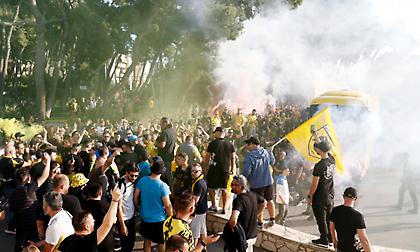 «Ντόπες» και αποθέωση από εκατοντάδες φίλους της ΑΕΚ κατά την αναχώρηση της αποστολής από το ξενοδοχείο!