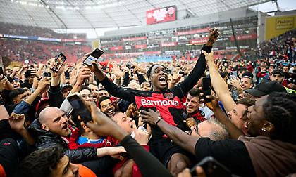 Δεν μπορούν να περιμένουν: Μπούκαραν στο γήπεδο οι οπαδοί της Λεβερκούζεν στο 4-0 και μετά το 5-0 ο διαιτητής… το έληξε!