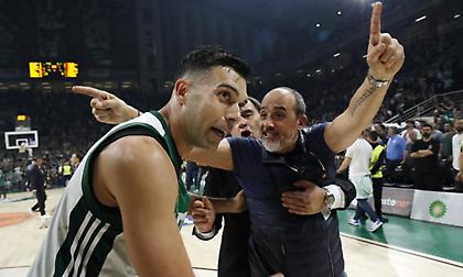 Οι πανηγυρισμοί των παικτών του Παναθηναϊκού με τον κόσμο στο φινάλε του ντέρμπι